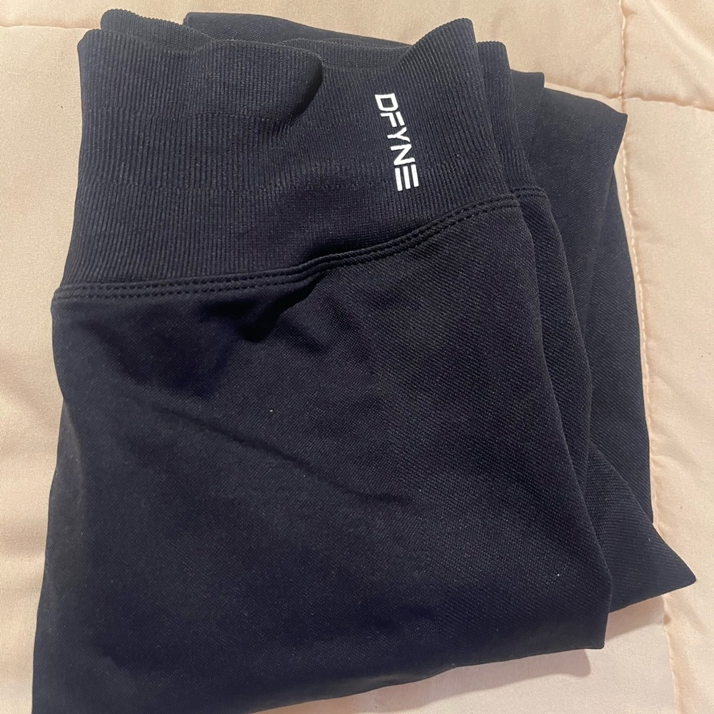 DFYNE BLACK LEGGINGS. Tried on. Size medium. NEW. To small for me :/